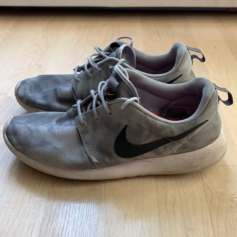 Men’s Nike Roshe Run Grey Wolf. 10.5.
